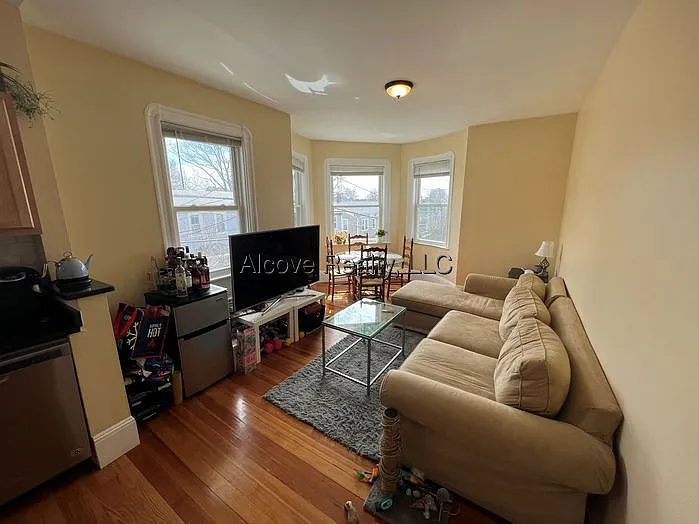 2 bed, 1.0 bath, $3,600 — Photo 4