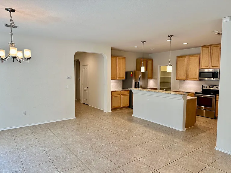 413 Hunters Hill Dr — Photo 2