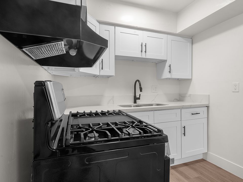 First Floor.
Kitchen.