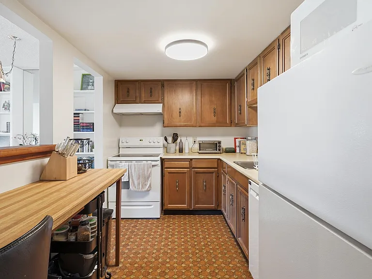 2475 York Ave #305 — Photo 9