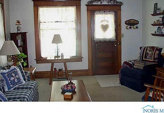 4th image of 112 E Elm St