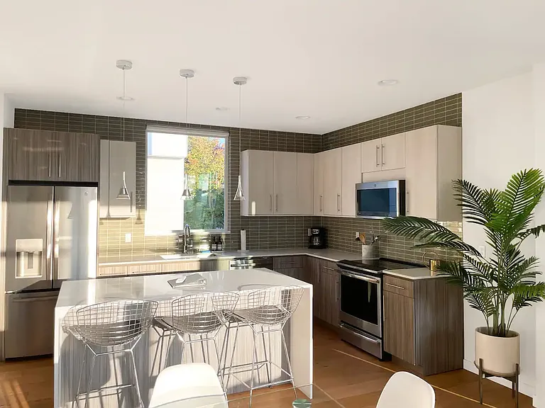 205A 16th Ave — Photo 4