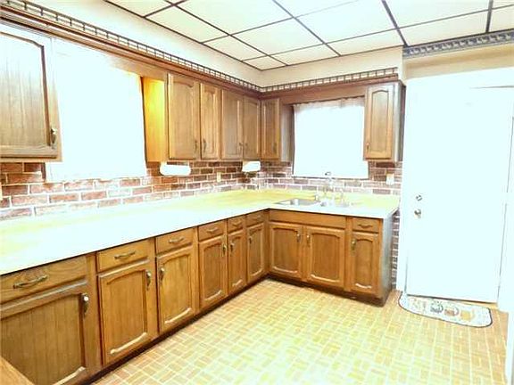 5th image of 638 White St