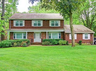 11 Hickory Hill Rd, Dix Hills, NY 11746