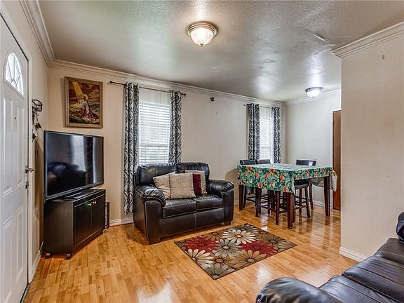 5th image of 113 E Avenue F