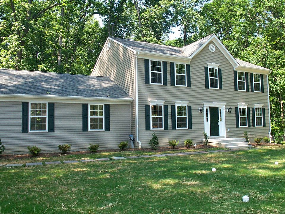 BRAND NEW, BEAUTIFUL COLONIAL!