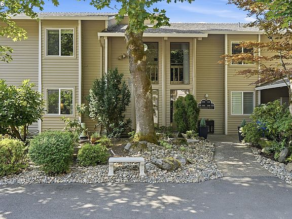 2nd image of 31955 SW Charbonneau Dr