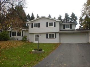 28 Parkwood Ln, Penfield, NY 14526