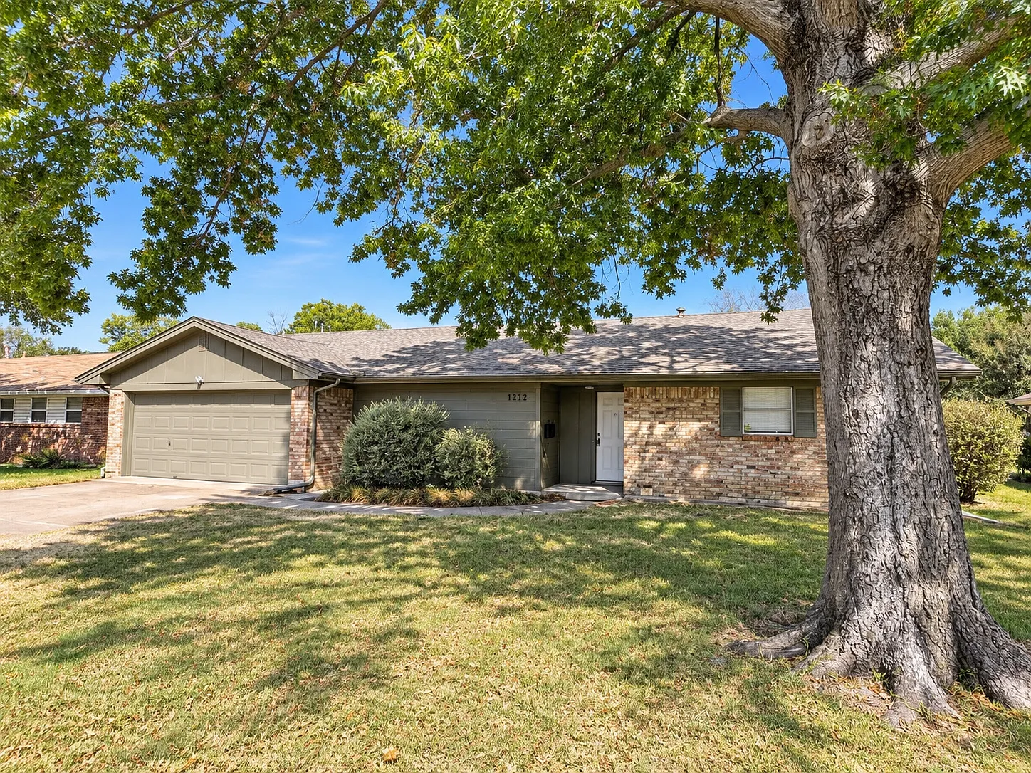 3 bed, 1983 sqft, $2,300 — Photo 1