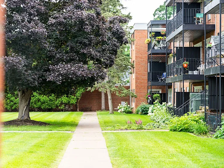 Highcroft Manor Apartments Located in Wayzata, MN — Photo 17