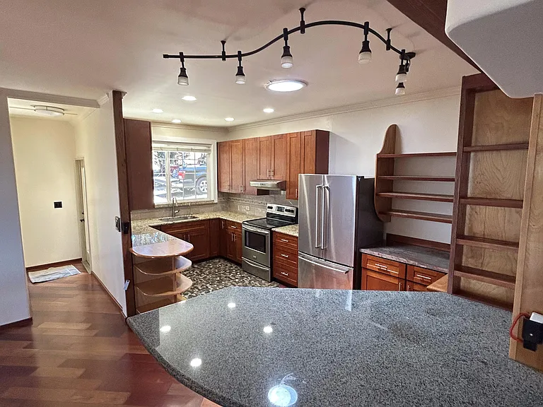 View of kitchen, zoomed out.