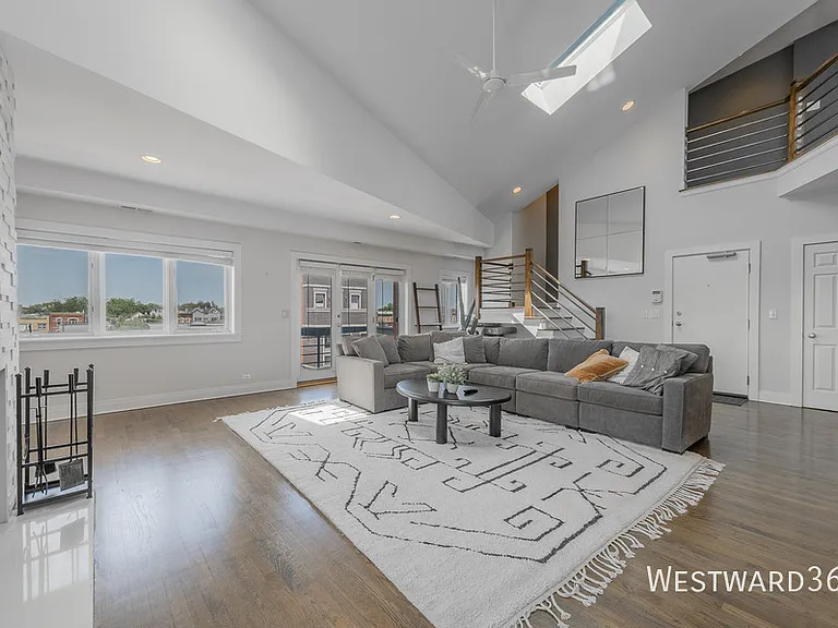 2033 W Superior St #4W — Photo 4