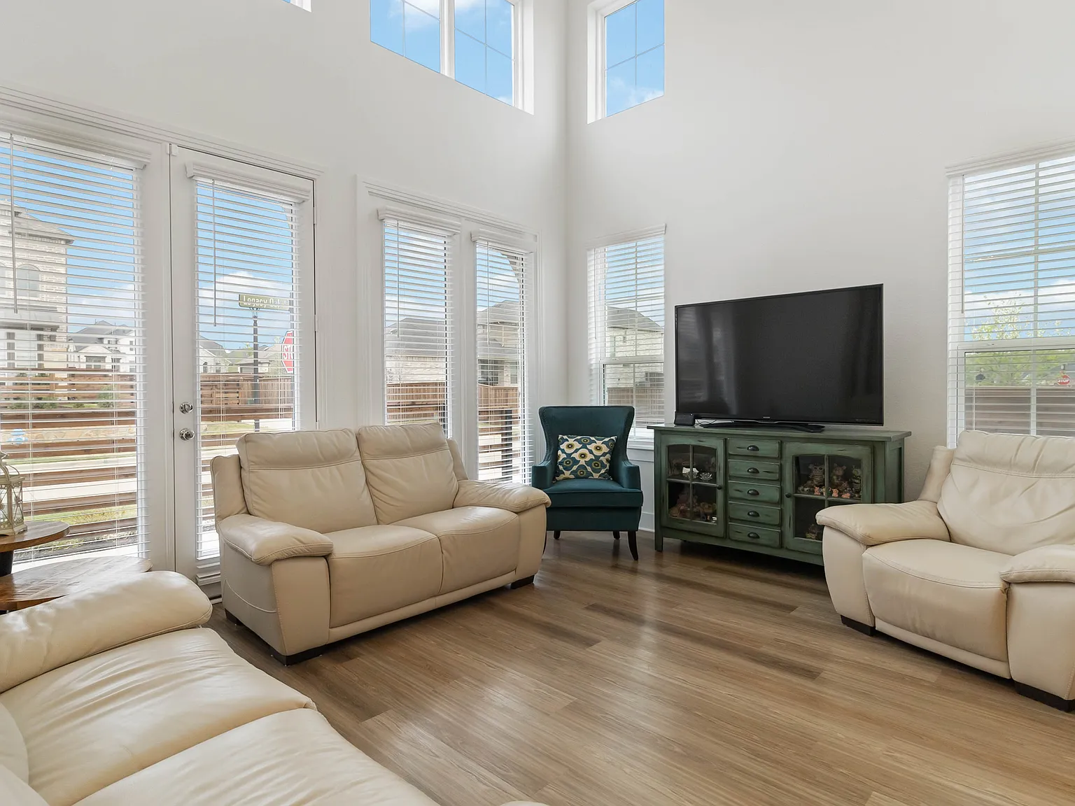 3 bed, 1795 sqft, $3,100 — Photo 3