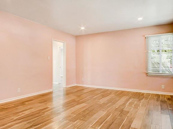 5th image of 11112 Califa St
