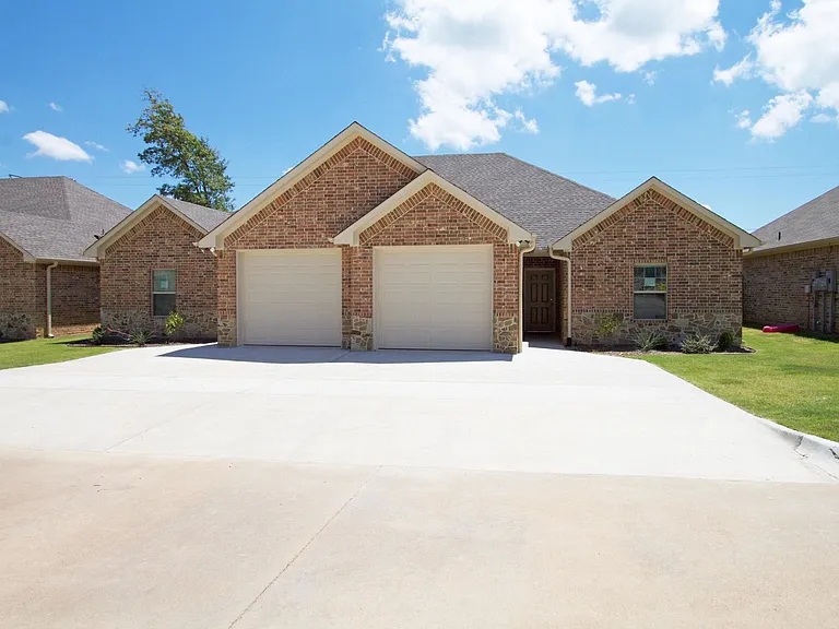 9100 Shadow Oak Dr — Photo 1
