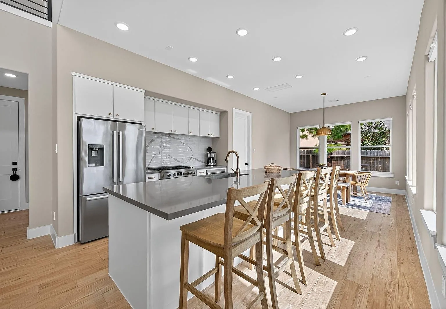 4 bed, 3.0 bath, 3080 sqft, $4,900 — Photo 3