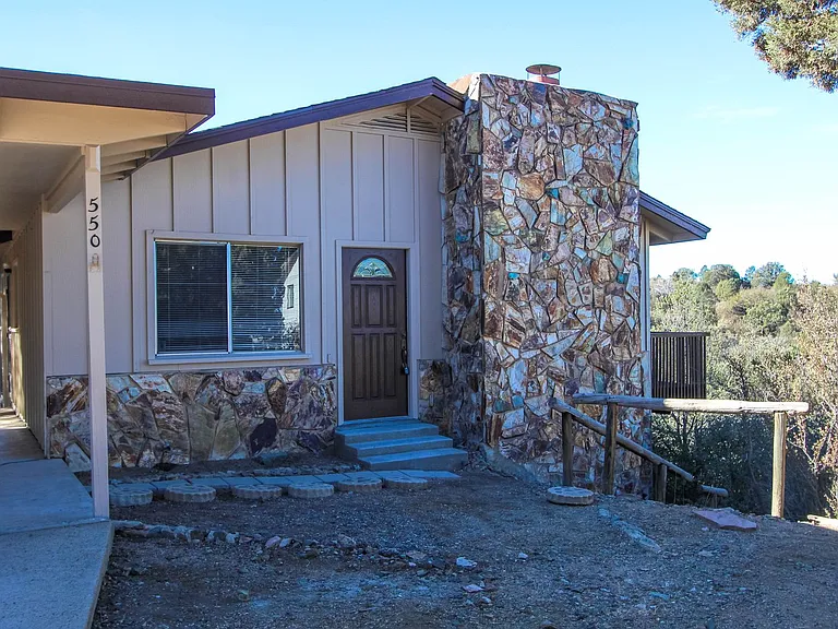550 Eastwood Pl — Photo 1