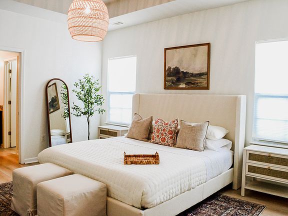 King bedroom w/ ensuite bathroom and walk in closet