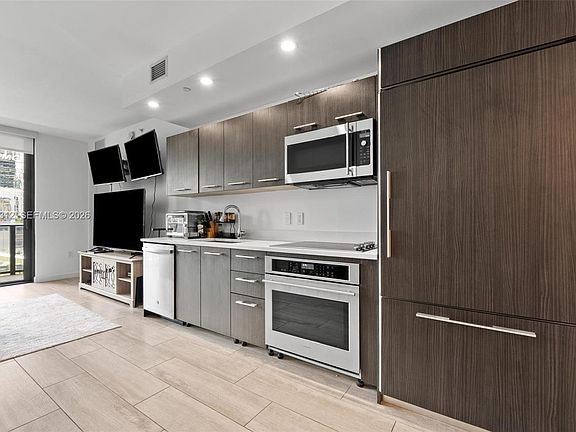 3rd image of 45 SW 9th St APT 1109