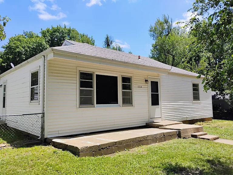 1312 SW Glendale Dr — Photo 1