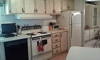 Fully equipped eat-in kitchen