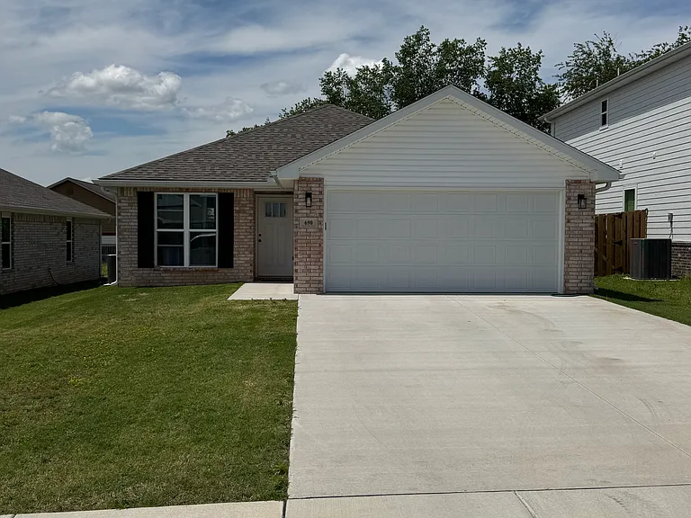690 Kendra St — Photo 1