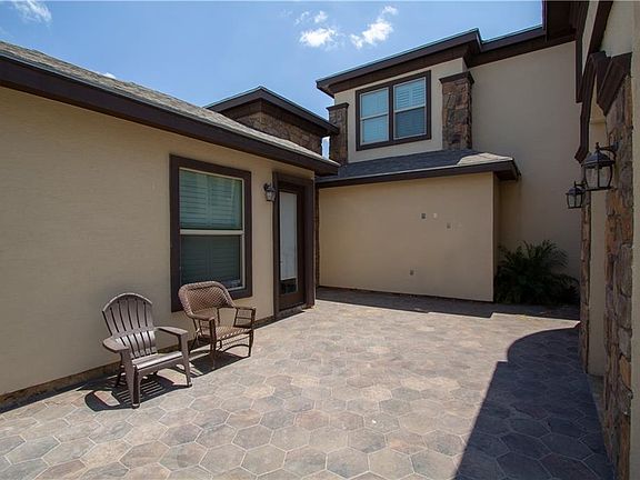 3rd image of 1302 Maravilla Dr