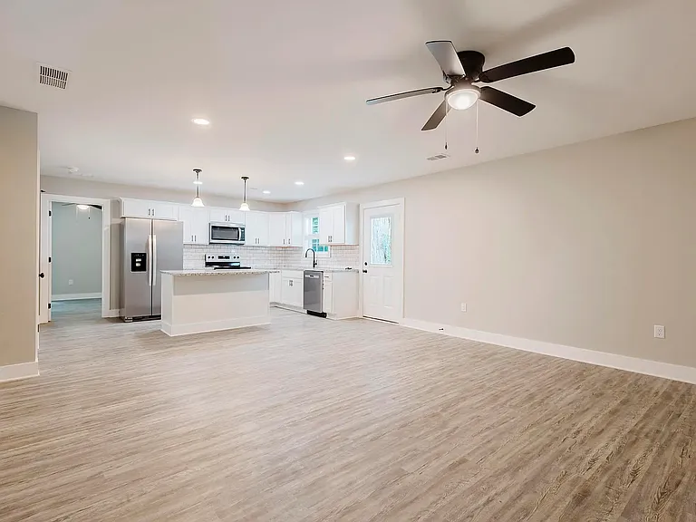326 Elm St — Photo 4