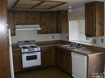 4th image of 8 Village East Ct