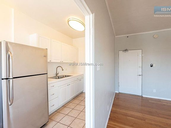 4th image of 4717 Elmwood Ave APT 304