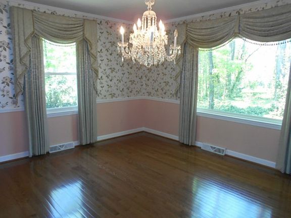 5th image of 810 Parkwood Cir