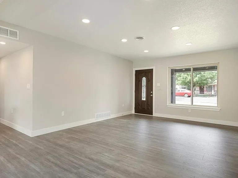 1220 Tucson St — Photo 3