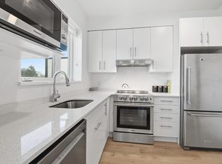 2137 Chesterfield Ave #405, North Vancouver, BC