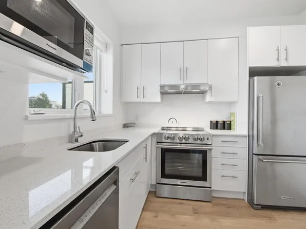 2137 Chesterfield Ave #405, North Vancouver, BC V7M 2P7