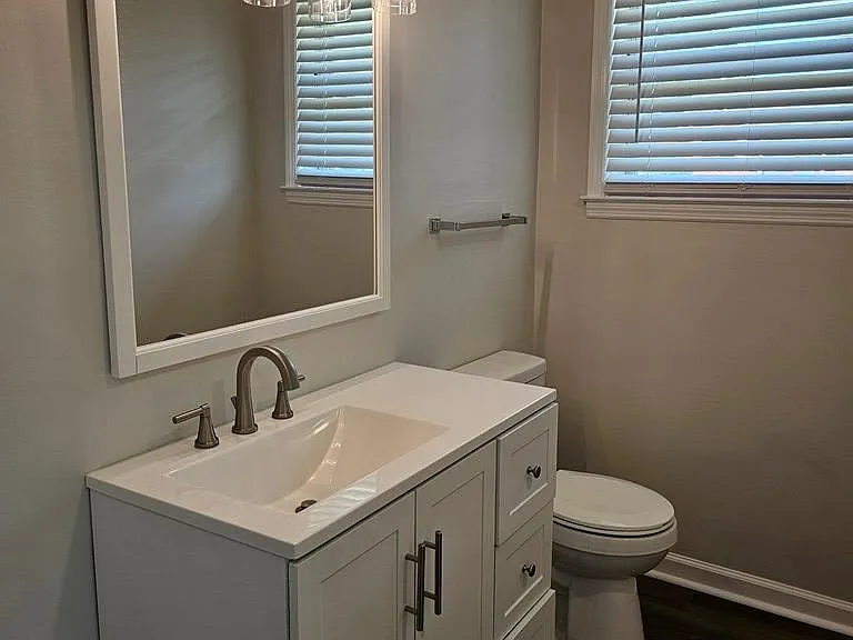 811-811 University Ave — Photo 11