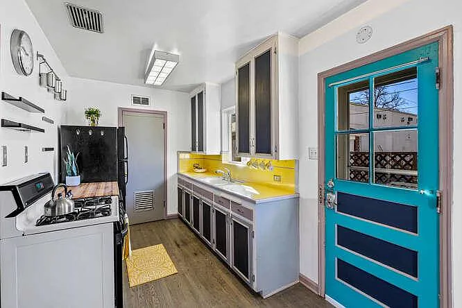 1543 Elm St — Photo 11
