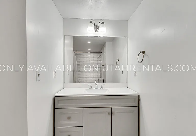 398 W State St — Photo 16