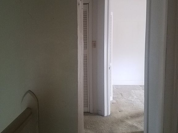 4th image of 311 E Calendar Ave