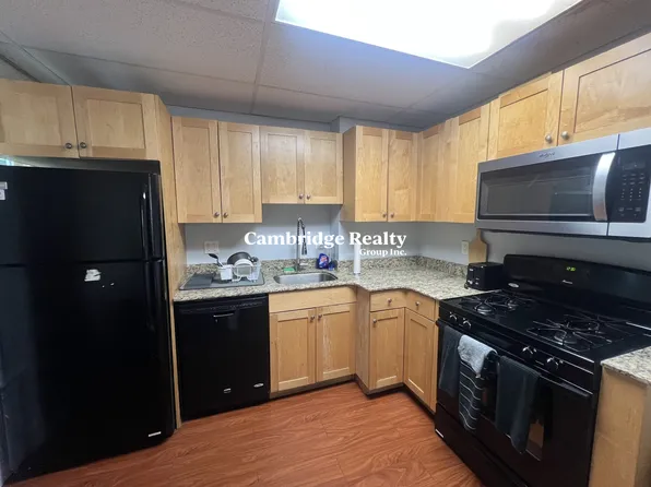 8 7th St #2M, Cambridge, MA 02141