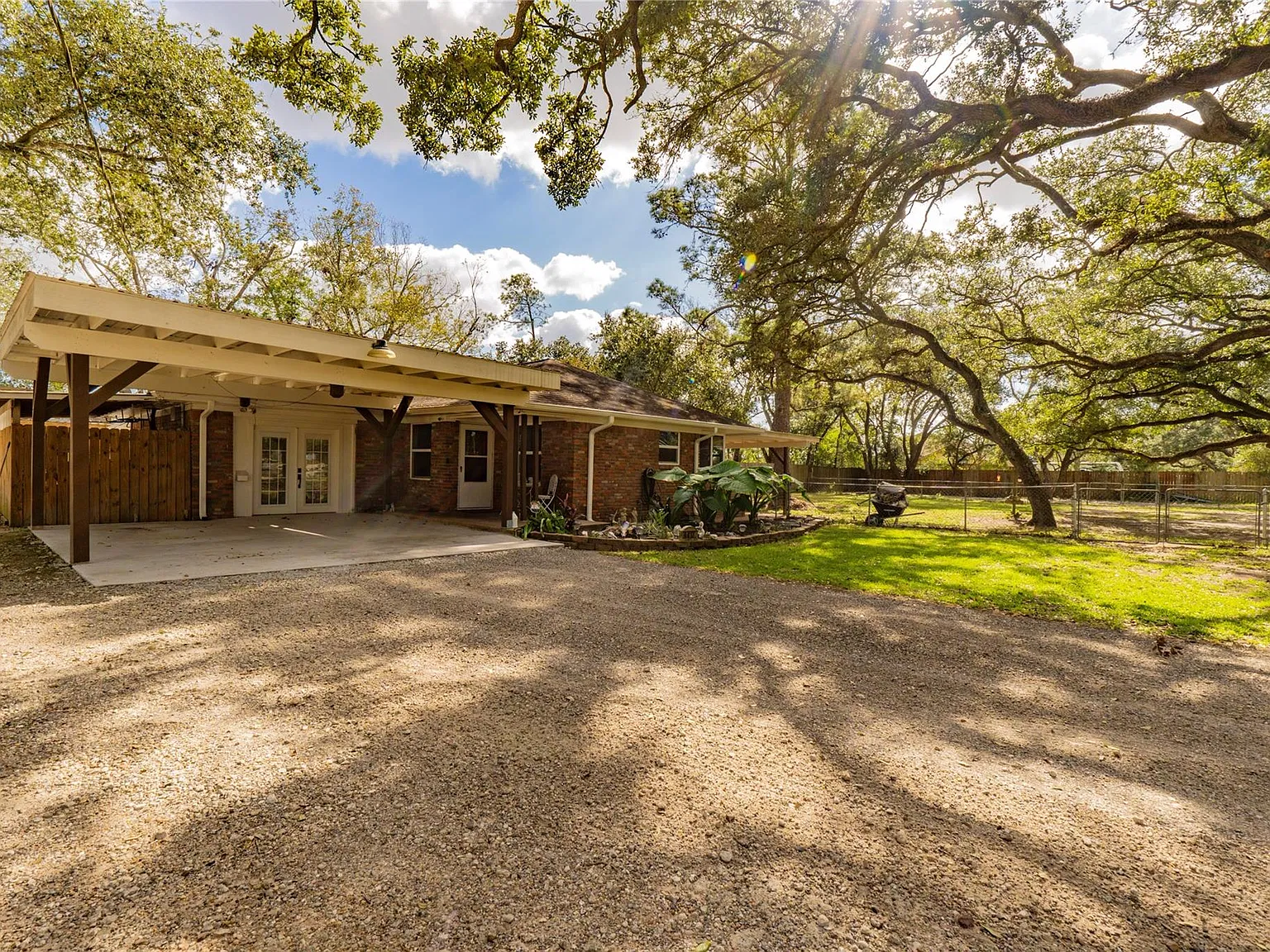 2 bed, 1.0 bath, 1195 sqft, $1,900 — Photo 2