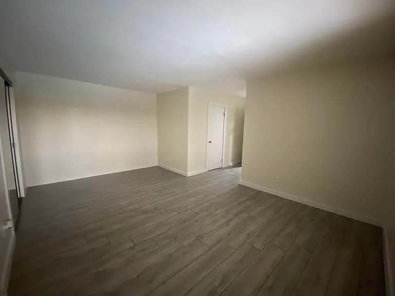 Tarzana Terrace Apartments — Photo 35