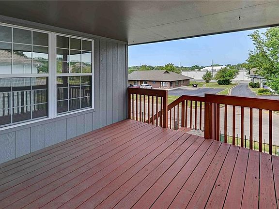 5th image of 418 NW Wimbleton Ct E