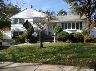 67 Jerome Dr, Farmingdale, NY 11735