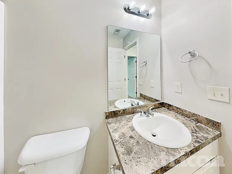 231 W Oak St — Photo 12