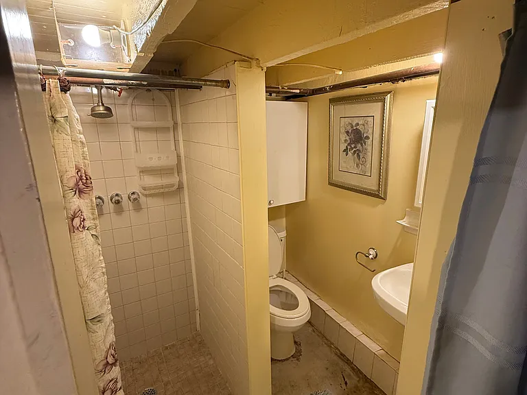 176 James St — Photo 19