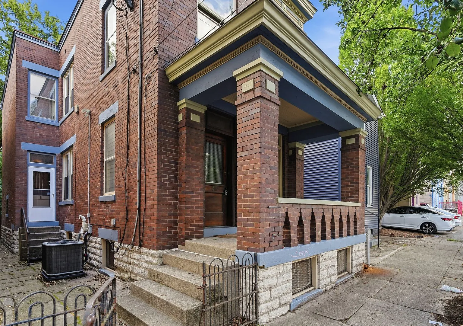 2215 Victor St. — Photo 4