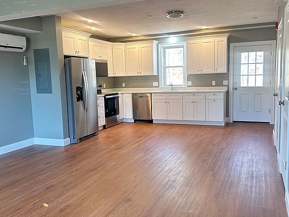 3rd image of 158 Park Ave W #6