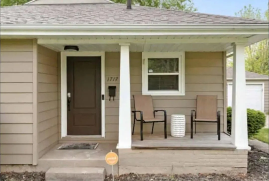 1717 Rockne Dr — Photo 2