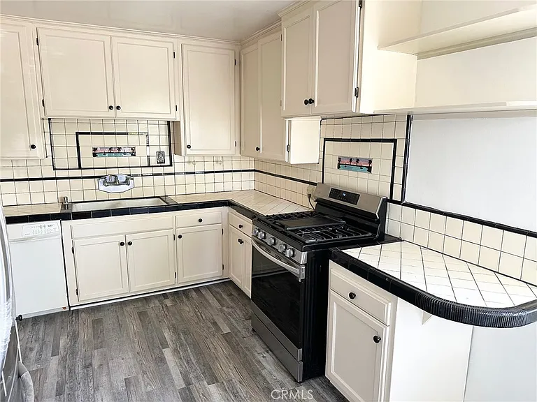 6539 Blucher Ave — Photo 14