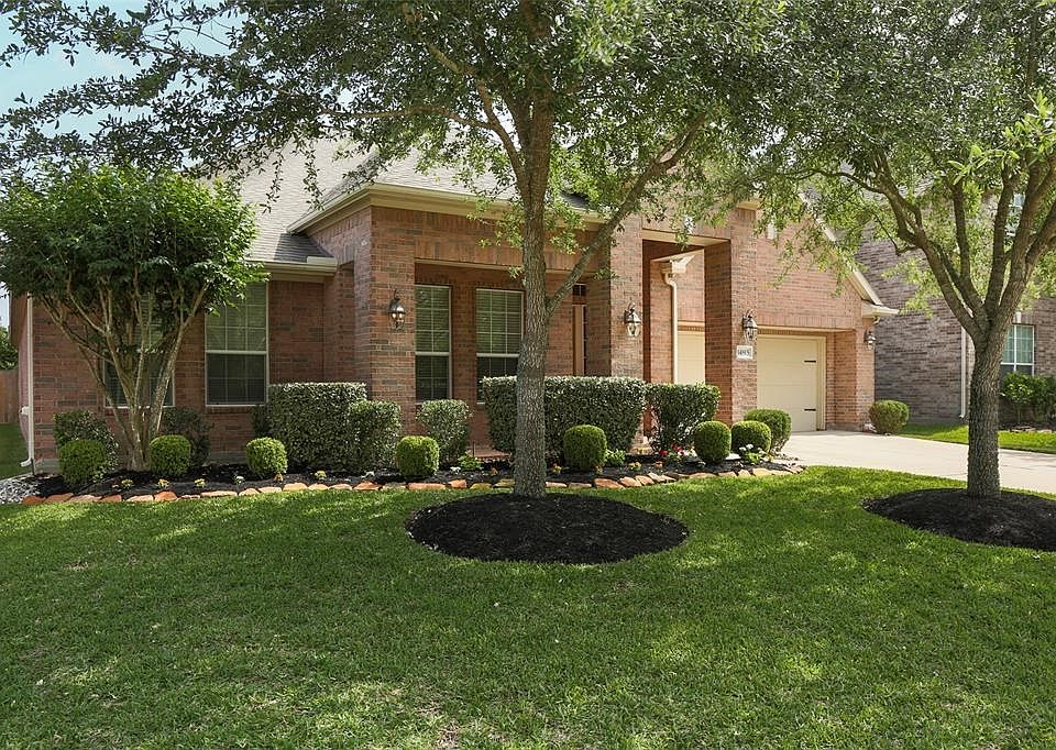 Beautiful and emmaculate home located in the desirable master plan community of Farifield. With easy access to the Grand Parkway, Hwy 290 and fabulous Cy-Fair schools.